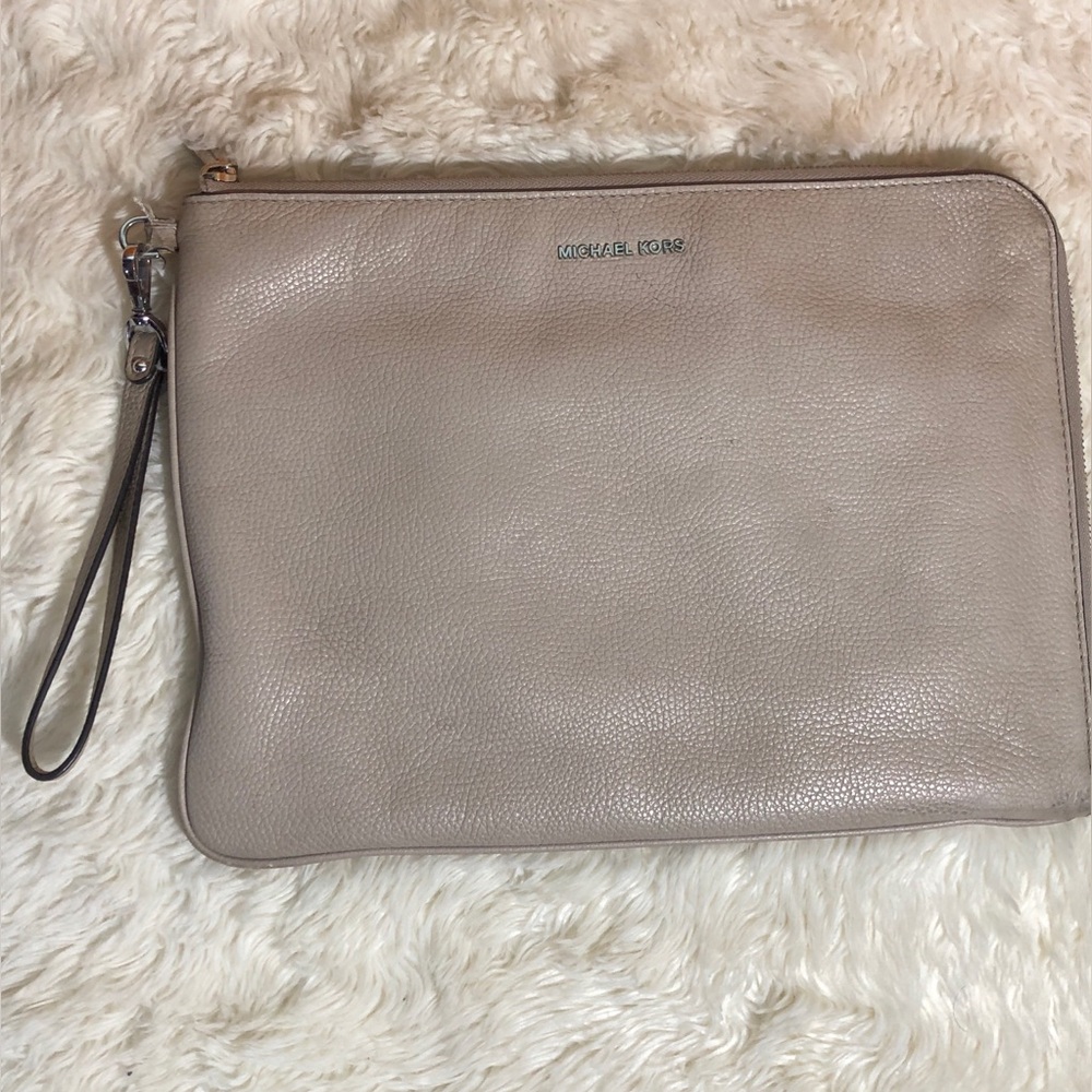 Michael Kors Pebbled Leather Wristlet Organizer in Taupe 12 x 9 x .75”